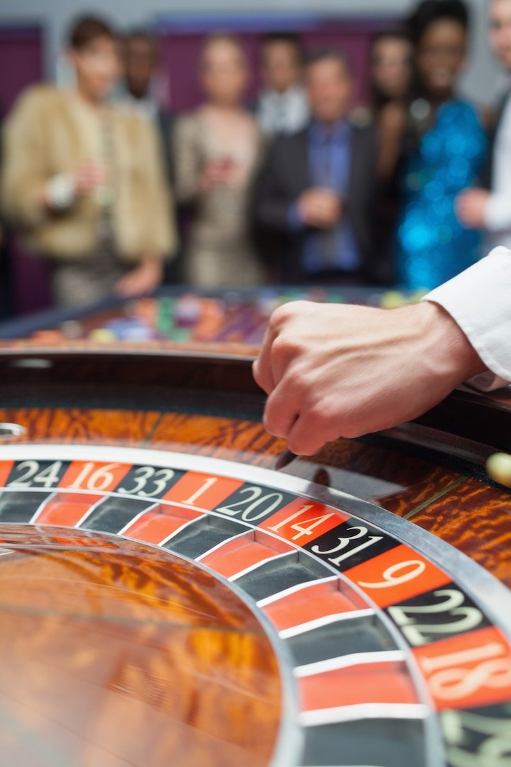 Ilustrasi pengelolaan bermain bertanggung jawab dalam aktivitas sports betting dan live casino digital