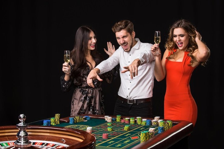 Meja permainan kartu blackjack dengan dealer menyediakan layanan pada pemain